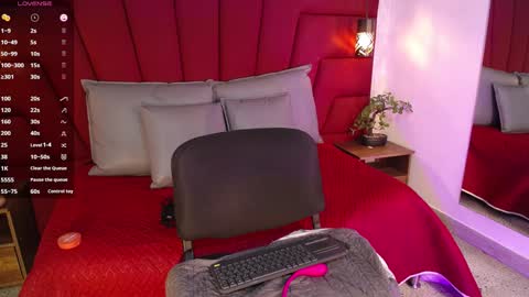 Snapshot of sophiee_velvet chatting on 01-07-25, 02:41         online show from 01-07-25, 02:41