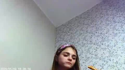 Snapshot of sophiesuvi chatting on 01-05-25, 08:21 Sophie and my bestie Mandy online show from 01-05-25, 08:21