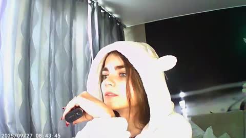 Snapshot of sophiesuvi chatting on 09-26-25, 10:30 Sophie and my bestie Mandy online show from 09-26-25, 10:30