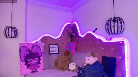 Snapshot of sophievv chatting on 10-19-25, 07:58 Sophie online show from 10-19-25, 07:58