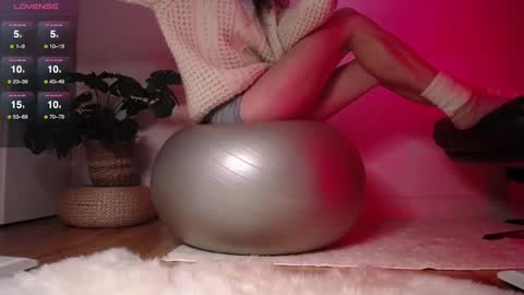 Snapshot of sosexyname chatting on 12-31-24, 12:21 Monica online show from 12-31-24, 12:21