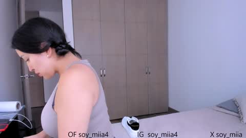 Snapshot of soy_miia chatting on 01-28-25, 10:45 MIA online show from 01-28-25, 10:45