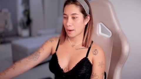 Snapshot of soytulu_ chatting on 02-22-25, 01:00 brisa  s online show from 02-22-25, 01:00