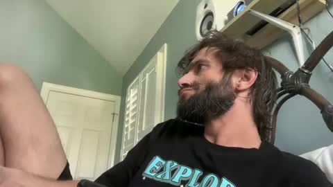 Snapshot of spacecase843 chatting on 01-25-25, 04:35 TrndSettrz online show from 01-25-25, 04:35