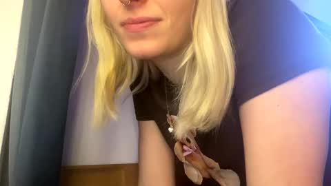 Spacegirl online show from 12-28-24, 03:37