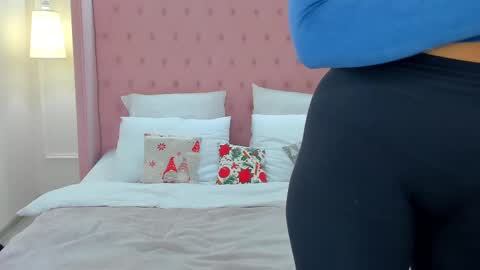 Snapshot of spacelady_ chatting on 01-19-25, 06:10 Julia online show from 01-19-25, 06:10