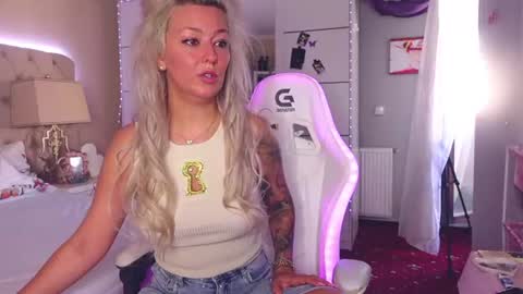 Snapshot of spicygirls chatting on 08-03-26, 05:06 Alicia online show from 08-03-26, 05:06