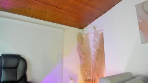 Snapshot of spicyvainilla chatting on 05-03-26, 01:00 Valeria online show from 05-03-26, 01:00
