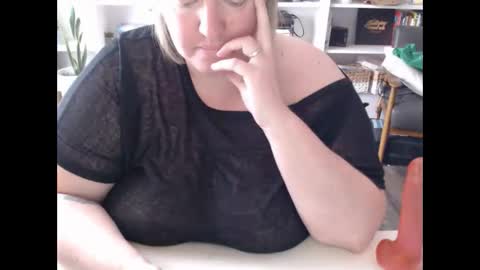 Snapshot of squirtymilfjess chatting on 02-25-25, 05:25 Messi Jessi online show from 02-25-25, 05:25