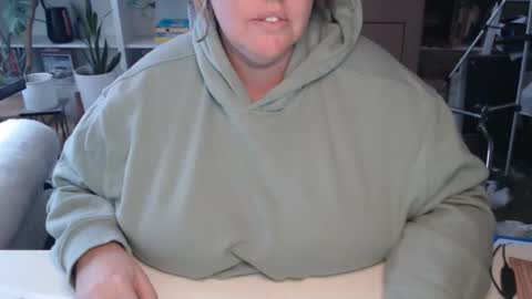 Snapshot of squirtymilfjess chatting on 11-12-25, 04:18 Messi Jessi online show from 11-12-25, 04:18