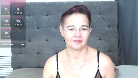 Snapshot of staceydarling chatting on 11-22-25, 01:15 staceydarling online show from 11-22-25, 01:15