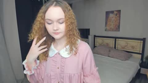 Snapshot of stacyroller chatting on 02-09-26, 05:39 Violet online show from 02-09-26, 05:39