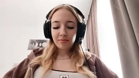 Snapshot of stacyscholle chatting on 02-16-26, 06:09 Mila online show from 02-16-26, 06:09