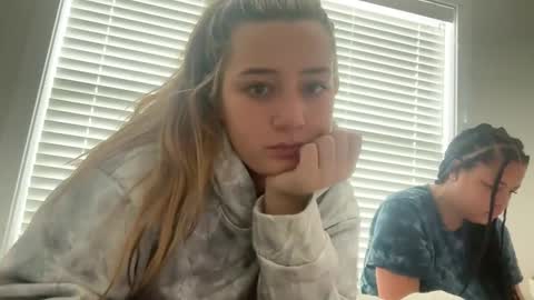 starqueenieee online show from 02-14-25, 05:03