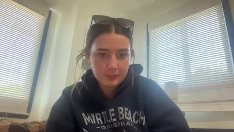 starqueenieee online show from 09-08-25, 04:28