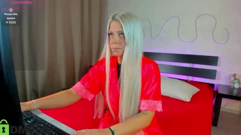 Snapshot of stasy_traiin chatting on 11-17-25, 01:33 Stasy online show from 11-17-25, 01:33