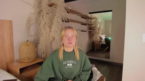 Stefanny   online show from 03-08-25, 12:30