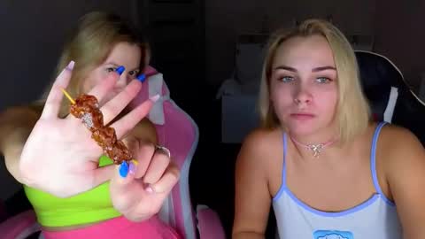 Snapshot of stefany_and_bettany chatting on 09-25-25, 04:00 stefany_and_bettany online show from 09-25-25, 04:00