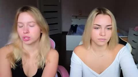 Snapshot of stefany_and_bettany chatting on 10-15-25, 11:32 stefany_and_bettany online show from 10-15-25, 11:32