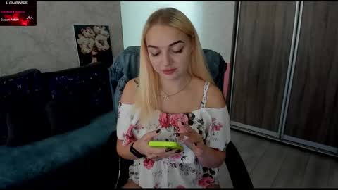 Snapshot of stella__cox chatting on 09-14-25, 12:15 Stella  Cox online show from 09-14-25, 12:15