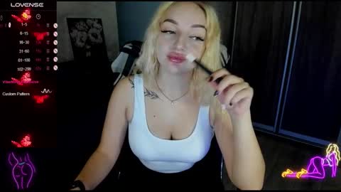 Snapshot of stella__cox chatting on 09-18-25, 05:31 Stella  Cox online show from 09-18-25, 05:31