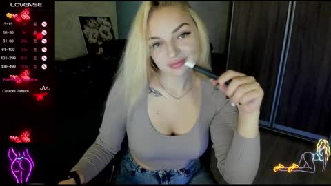 Snapshot of stella__cox chatting on 09-20-25, 05:41 Stella  Cox online show from 09-20-25, 05:41