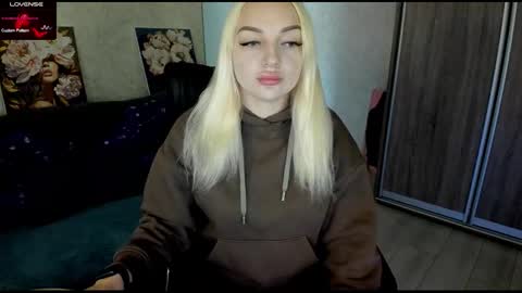 Snapshot of stella__cox chatting on 10-15-25, 08:14 Stella  Cox online show from 10-15-25, 08:14