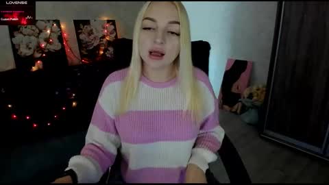 Snapshot of stella__cox chatting on 10-26-25, 08:09 Stella  Cox online show from 10-26-25, 08:09