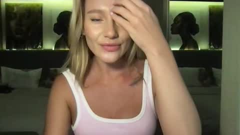 Stella online show from 10-25-25, 01:07