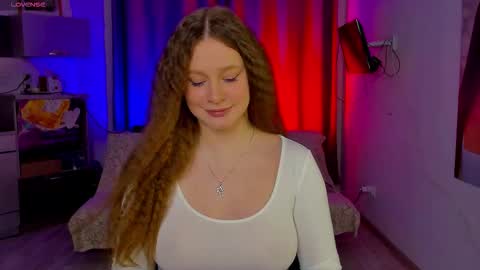 Snapshot of stella_pretty0 chatting on 10-19-25, 03:45 Stella online show from 10-19-25, 03:45