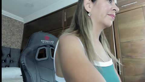 Estella online show from 12-20-24, 12:52