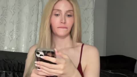 Snapshot of stellacummings chatting on 09-17-25, 03:30 Stella Bella online show from 09-17-25, 03:30