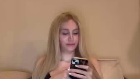 Snapshot of stellacummings chatting on 10-01-25, 01:11 Stella Bella online show from 10-01-25, 01:11