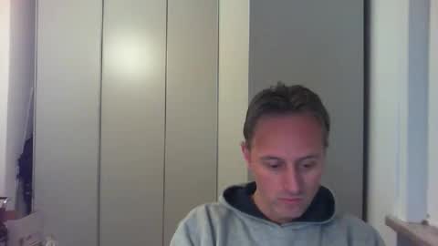 Snapshot of sten015 chatting on 12-15-25, 04:33 sten015 online show from 12-15-25, 04:33
