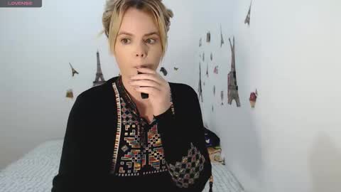 Snapshot of stephaniewild chatting on 10-17-25, 10:07 Stephanie online show from 10-17-25, 10:07