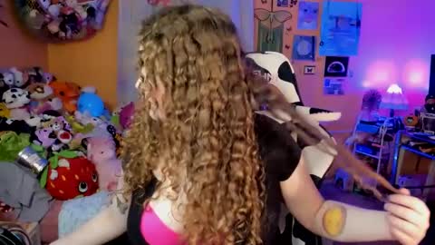 Snapshot of strwbby chatting on 09-27-25, 04:17 Strwbby online show from 09-27-25, 04:17