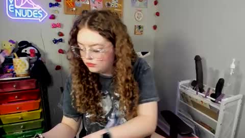 Snapshot of strwbby chatting on 02-17-26, 05:15 Strwbby online show from 02-17-26, 05:15