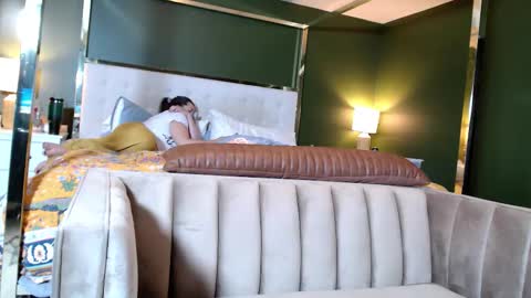 Snapshot of suburbanmoxxxie chatting on 10-12-25, 07:40 Suburban Moxxxie online show from 10-12-25, 07:40