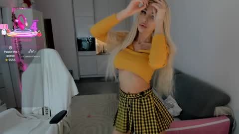 Snapshot of sugar_rainbow chatting on 10-27-25, 05:55 Kinga online show from 10-27-25, 05:55