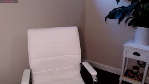 Snapshot of suggestivebehavior chatting on 09-17-25, 01:35 Mia online show from 09-17-25, 01:35