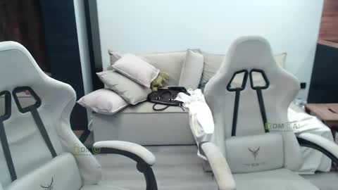 Snapshot of sunny1girl chatting on 10-24-25, 07:16 Alice and Sergey online show from 10-24-25, 07:16