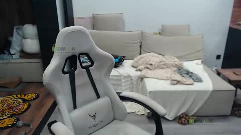 Snapshot of sunny1girl chatting on 01-08-26, 04:20 Alice and Sergey online show from 01-08-26, 04:20