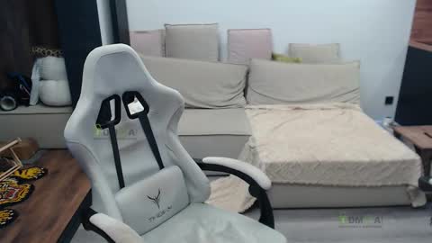 Snapshot of sunny1girl chatting on 02-16-26, 06:31 Alice and Sergey online show from 02-16-26, 06:31