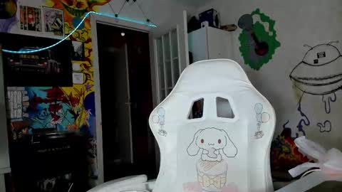 Snapshot of sunny_mouse chatting on 09-23-25, 04:21 Sunny online show from 09-23-25, 04:21