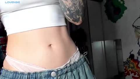 Snapshot of sunny_mouse chatting on 10-15-25, 04:18 Sunny online show from 10-15-25, 04:18