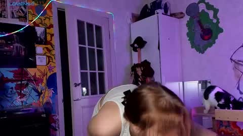 Snapshot of sunny_mouse chatting on 10-16-25, 05:47 Sunny online show from 10-16-25, 05:47