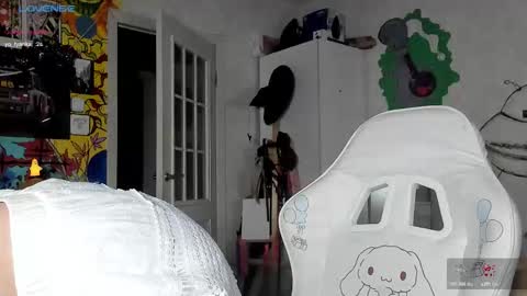 Snapshot of sunny_mouse chatting on 10-17-25, 06:10 Sunny online show from 10-17-25, 06:10