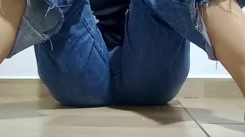 Snapshot of sunshine_days chatting on 12-13-25, 09:09 Annie online show from 12-13-25, 09:09