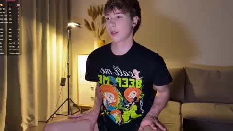 Snapshot of sunshinealex chatting on 10-06-25, 01:14 sunshinealex online show from 10-06-25, 01:14