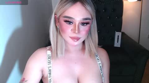 Snapshot of superh0tangelxx chatting on 10-15-25, 02:33 CARMINA online show from 10-15-25, 02:33